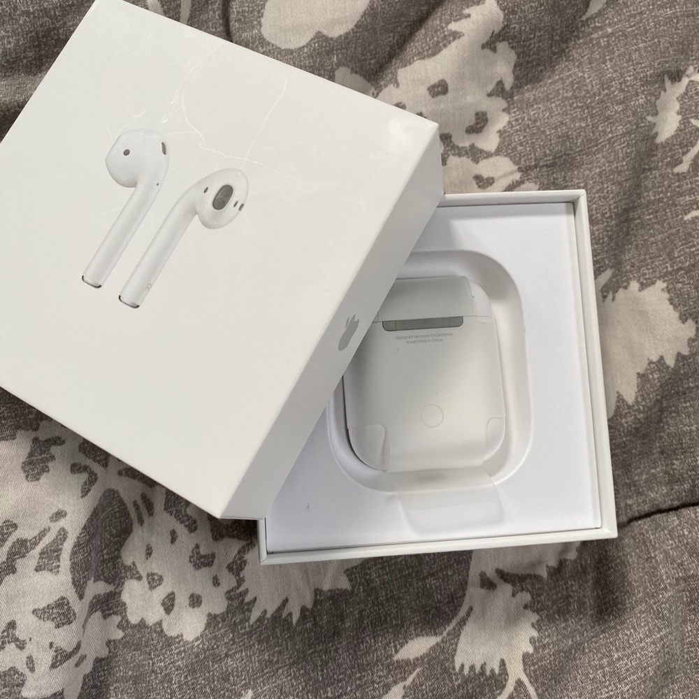 Apple AirPods with Wireless Charging Case